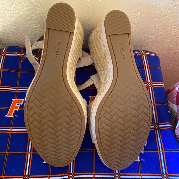 - - COLE HAAN NWOT Maddie Wedges upper leather Open Toe Size 8 - Picture 4 of 6